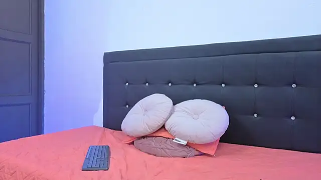 cute sofiii online show from April 2026 01:17:01 PM