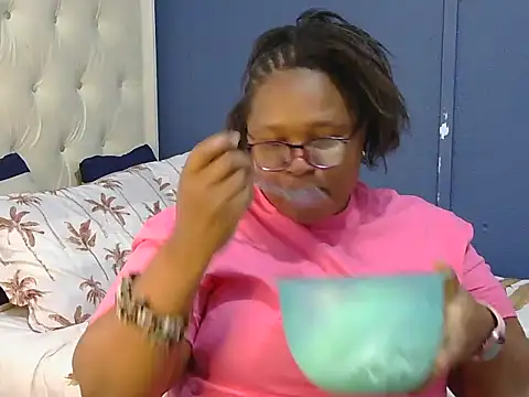 Snapshot of Cuddle_Zee chatting on May 2026 02:45:01 PM Cuddle Zee online show from May 2026 02:45:01 PM