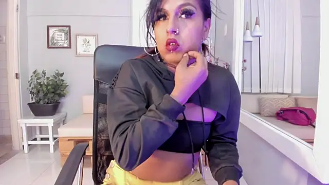 Nahomy Collins  online show from April 2026 07:53:01 PM