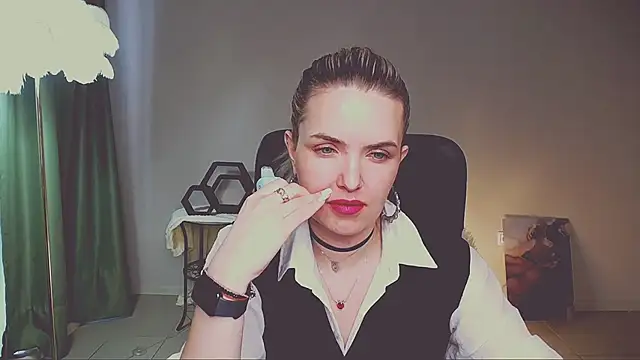 Snapshot of AliceSmite chatting on May 2026 11:06:02 AM AliceSmite online show from May 2026 11:06:02 AM