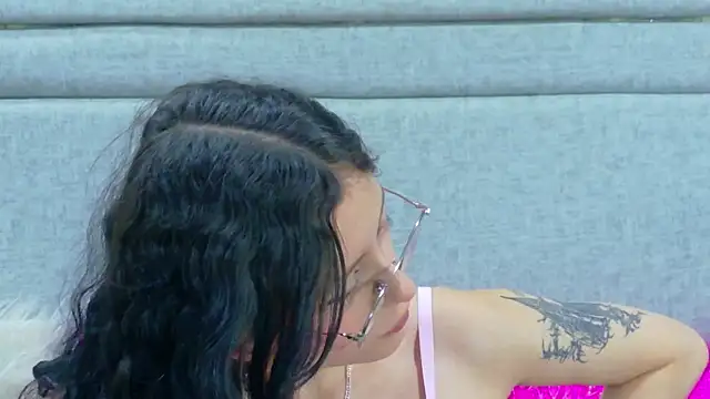 Snapshot of Naomimolie chatting on May 2026 02:01:02 PM Naomimolie online show from May 2026 02:01:02 PM