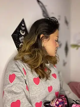 Snapshot of Ame_Desire chatting on April 2026 11:35:02 PM Ame Desire online show from April 2026 11:35:02 PM