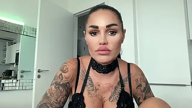 Snapshot of AMBER_HARD chatting on April 2026 01:42:02 PM AMBER HARD online show from April 2026 01:42:02 PM