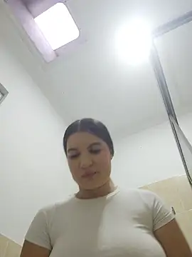 Snapshot of Pretty_Julieta chatting on April 2026 09:45:01 PM Pretty Julieta online show from April 2026 09:45:01 PM