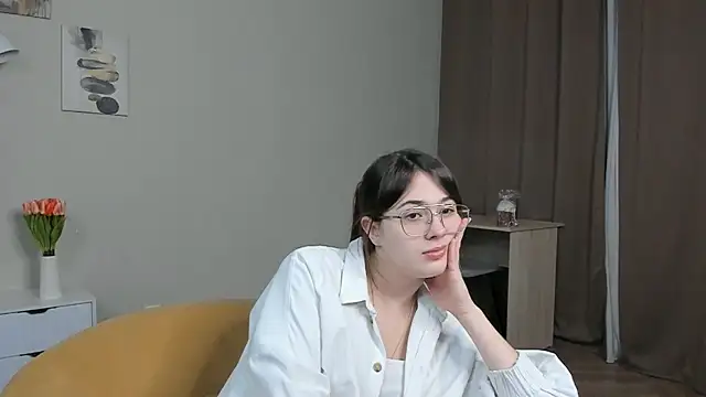 LareeGuzzo online show from April 2026 07:43:01 PM