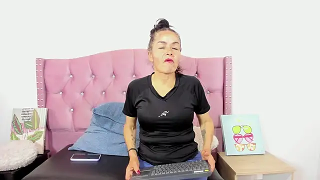 Snapshot of Liz_Grettel chatting on April 2026 07:00:01 PM Liz Grettel online show from April 2026 07:00:01 PM