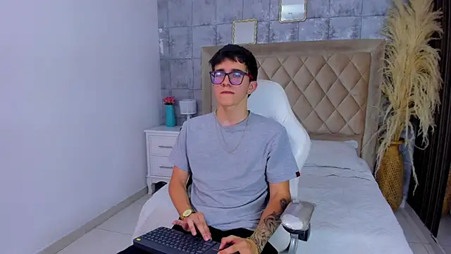 TylerCross  online show from April 2026 08:20:02 PM