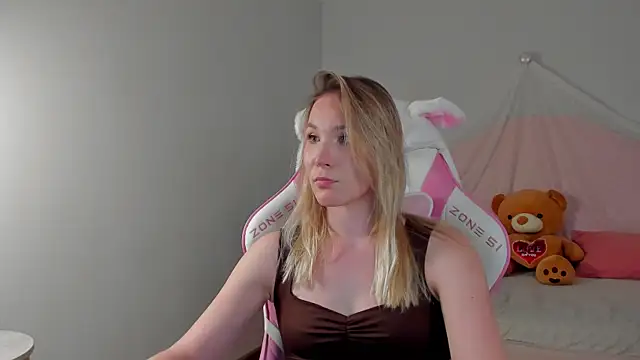 Snapshot of ElaraVoltage chatting on April 2026 05:35:01 PM ElaraVoltage online show from April 2026 05:35:01 PM