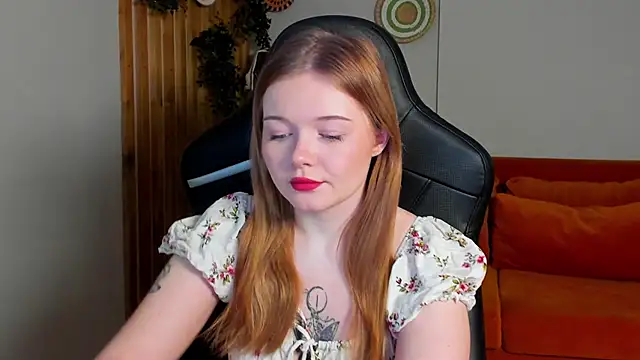 Snapshot of ElinaVale chatting on April 2026 05:10:02 PM ElinaVale online show from April 2026 05:10:02 PM