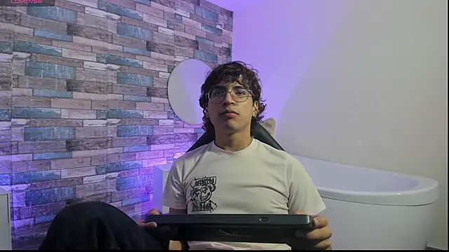 JUSTIN TAY1 online show from April 2026 11:33:01 AM