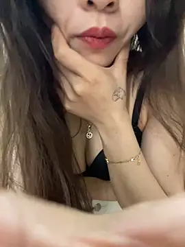 Snapshot of Lyn_baby chatting on April 2026 02:05:02 AM Lyn baby online show from April 2026 02:05:02 AM