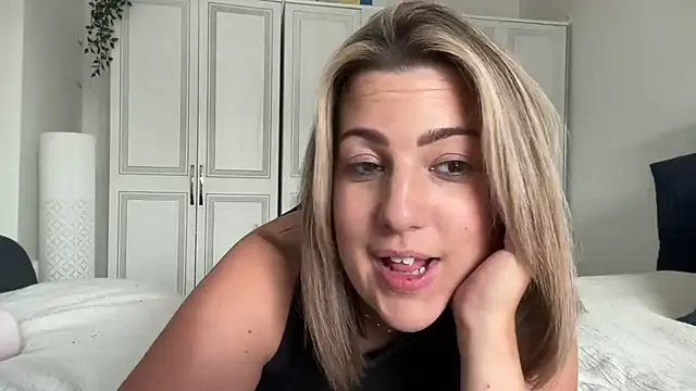 Snapshot of annabellewarick chatting on June 2026 04:18:02 PM annabellewarick online show from June 2026 04:18:02 PM