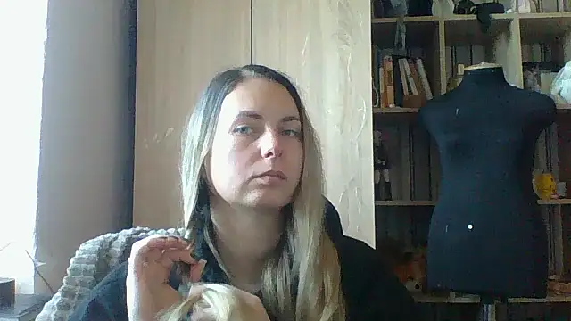 Snapshot of Mollie365 chatting on March 2026 11:03:01 AM Mollie365 online show from March 2026 11:03:01 AM