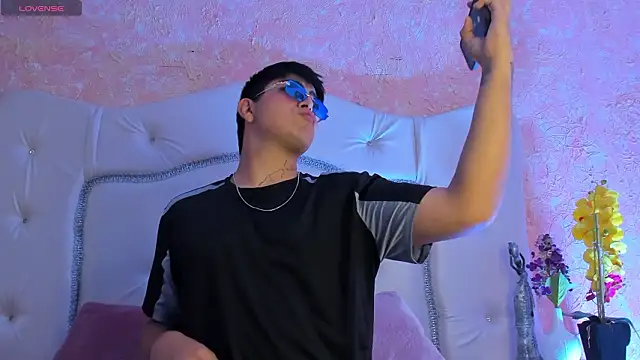 Snapshot of ThomasThundr chatting on March 2026 03:45:02 AM ThomasThundr online show from March 2026 03:45:02 AM