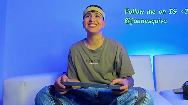 Snapshot of ThomasThundr chatting on April 2026 07:25:02 AM ThomasThundr online show from April 2026 07:25:02 AM