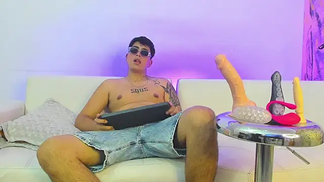 Snapshot of ThomasThundr chatting on April 2026 06:30:02 AM ThomasThundr online show from April 2026 06:30:02 AM