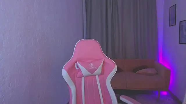 LoralAvery online show from April 2026 09:34:02 PM