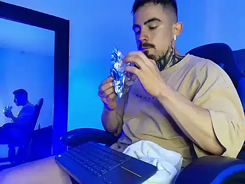 Snapshot of Dallas_Whitee chatting on April 2026 07:44:01 PM Dallas Whitee online show from April 2026 07:44:01 PM