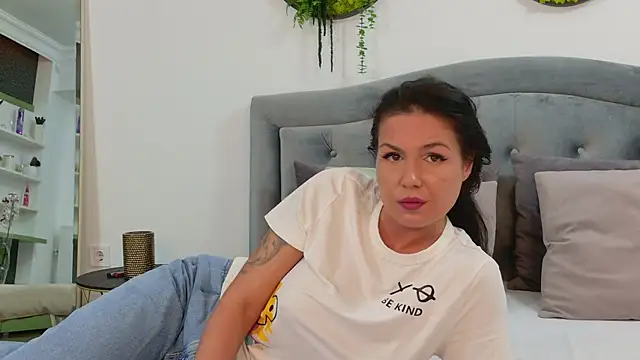 Snapshot of AnneRey chatting on April 2026 07:25:02 AM AnneRey online show from April 2026 07:25:02 AM
