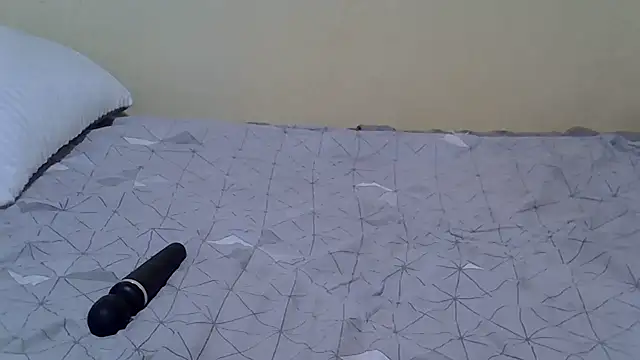 laura-lover online show from April 2026 09:01:02 PM