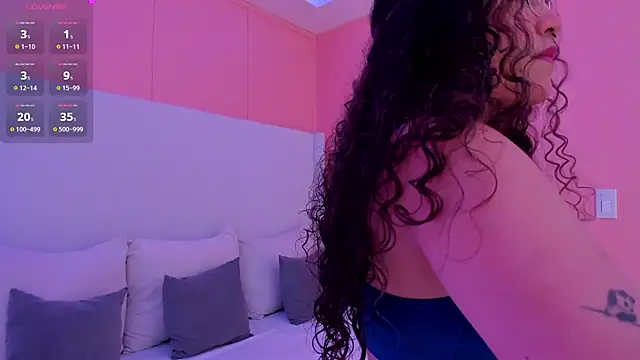 Snapshot of luna_veega chatting on April 2026 05:18:01 PM luna veega online show from April 2026 05:18:01 PM