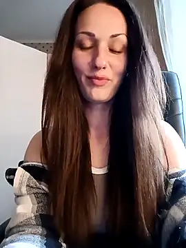 Snapshot of LunaCrystall chatting on April 2026 04:00:02 PM LunaCrystall online show from April 2026 04:00:02 PM