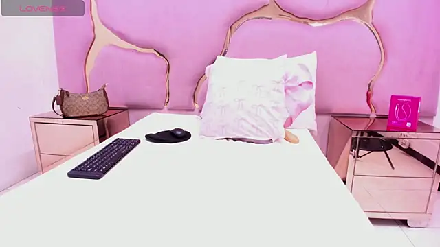 LaurendPink online show from April 2026 01:41:01 PM