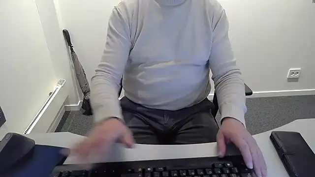 Snapshot of Buggemann chatting on March 2026 04:28:02 AM Buggemann online show from March 2026 04:28:02 AM