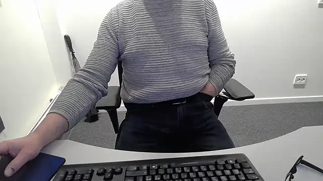 Snapshot of Buggemann chatting on April 2026 03:12:02 AM Buggemann online show from April 2026 03:12:02 AM