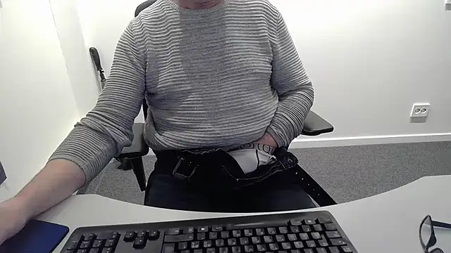 Snapshot of Buggemann chatting on April 2026 02:50:02 AM Buggemann online show from April 2026 02:50:02 AM