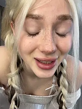 Snapshot of KittiLin chatting on April 2026 08:50:01 PM KittiLin online show from April 2026 08:50:01 PM