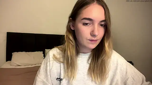 Snapshot of RoxyWet chatting on April 2026 01:38:02 PM RoxyWet online show from April 2026 01:38:02 PM