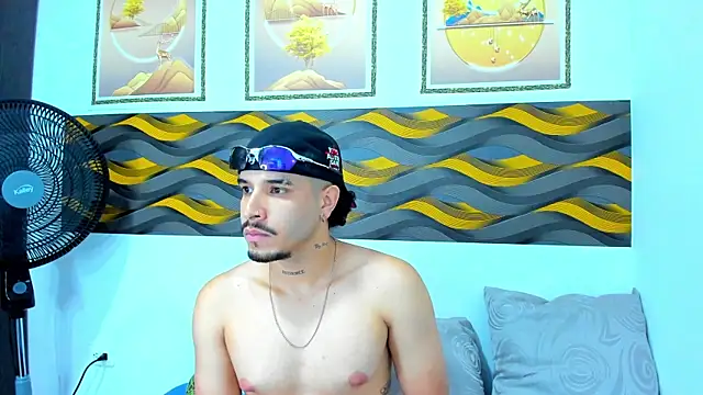 Snapshot of Leon_Hotx chatting on April 2026 07:28:01 PM Leon Hotx online show from April 2026 07:28:01 PM