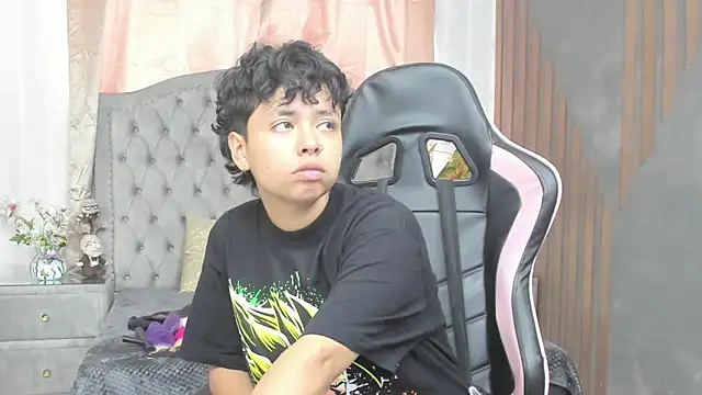 Snapshot of NikiEvanz chatting on March 2026 08:13:01 PM NikiEvanz online show from March 2026 08:13:01 PM