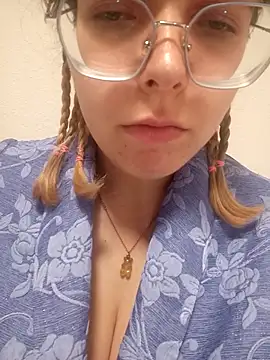 Snapshot of kitsuneniki chatting on March 2026 05:51:02 PM kitsuneniki online show from March 2026 05:51:02 PM