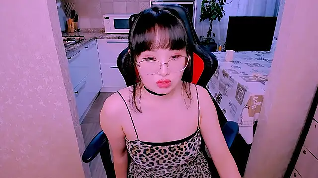 Akiko Yun online show from February 2026 12:01:02 PM