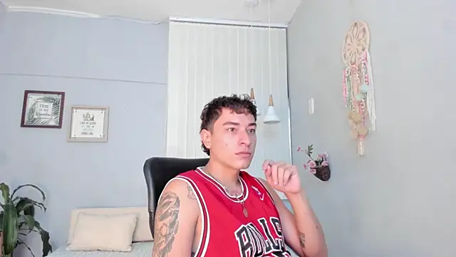 Thiago 2003  online show from March 2026 12:22:01 PM