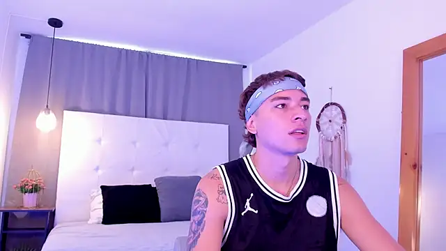 Thiago 2003  online show from April 2026 01:31:01 PM