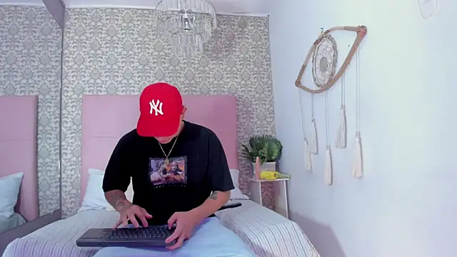 Thiago 2003  online show from April 2026 01:30:01 PM