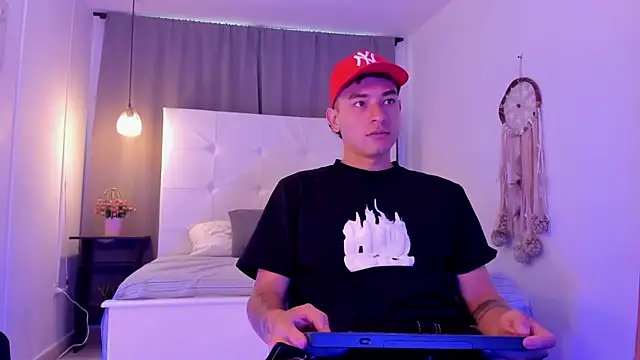 Thiago 2003  online show from April 2026 12:17:01 PM