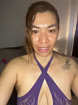 Snapshot of EmelyGigi chatting on April 2026 11:04:02 AM EmelyGigi online show from April 2026 11:04:02 AM