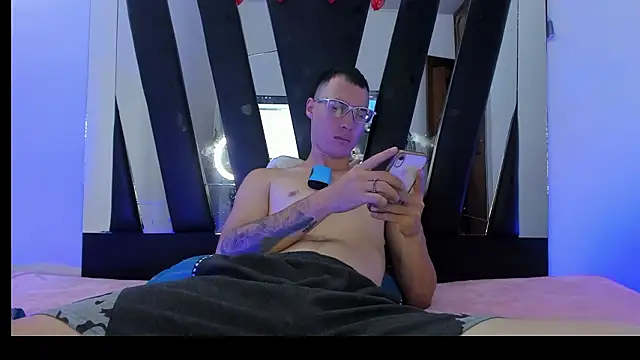 latinlove2005 online show from March 2026 02:33:01 PM