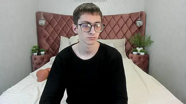 Snapshot of RonBevs chatting on May 2026 07:51:01 PM RonBevs online show from May 2026 07:51:01 PM