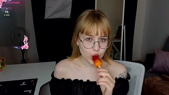 Snapshot of TheaQuill chatting on March 2026 01:45:01 PM TheaQuill online show from March 2026 01:45:01 PM