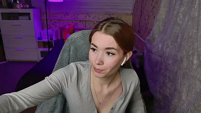 Snapshot of Lunavira chatting on April 2026 06:24:02 PM Lunavira online show from April 2026 06:24:02 PM