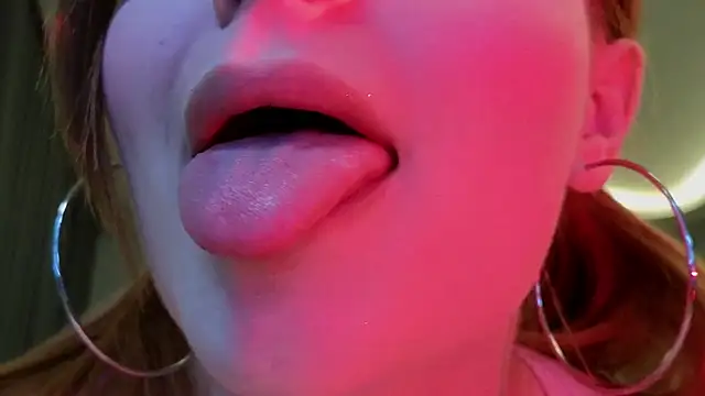 mollybossy online show from April 2026 12:21:01 PM