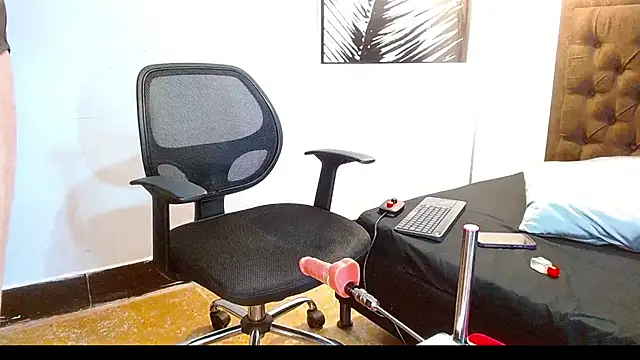 Snapshot of MAGUIRRE_2011 chatting on April 2026 04:06:02 AM MAGUIRRE 2011 online show from April 2026 04:06:02 AM