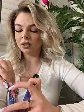 Snapshot of KimmBliss chatting on April 2026 06:15:01 PM KimmBliss online show from April 2026 06:15:01 PM