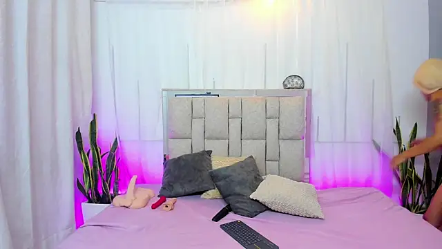 Cherry Scarlet  online show from May 2026 11:32:01 PM