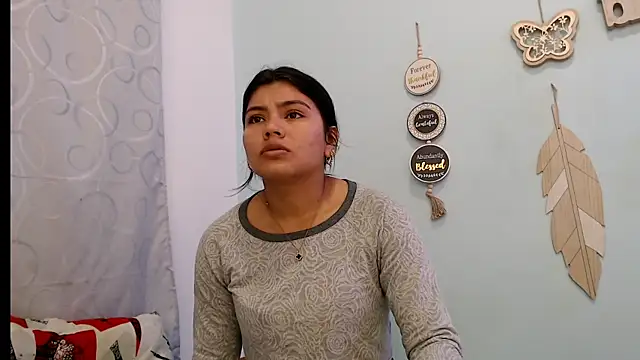 hotlatinaluna23 online show from April 2026 01:59:01 PM
